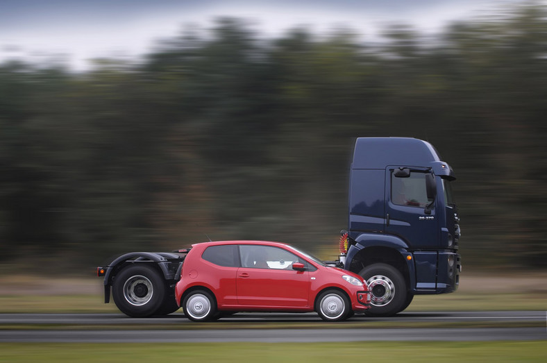 Porównanie skrajności: Volkswagen UP! kontra ciężarówka