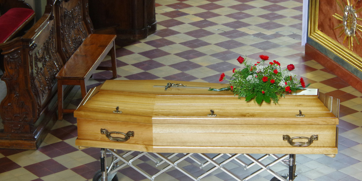 Ministerstwo Rodziny i Polityki Społecznej szczegółowo analizuje możliwości zmiany wysokości zasiłku pogrzebowego.
