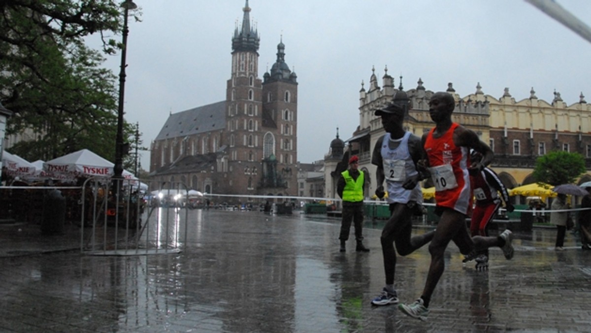 Dziś w godzinach 11-14 odbywa się 3. Bieg PZU Cracovia Półmaraton Królewski. Sprawdź, gdzie można kibicować uczestnikom wydarzenia i w których częściach miasta występują utrudnienia w ruchu drogowym.