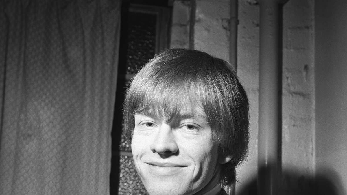 Brian Jones był jednym z założycieli grupy The Rolling Stones. Przez pierwsze lata istnienia grupy był jej liderem. W 1969 roku utonął w wieku 27 lat. Gdyby żył dziś obchodziłby 70-te urodziny.