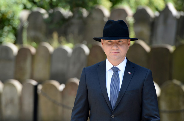 Prezydent Andrzej Duda przy grobie ofiar na cmentarzu żydowskim w dzielnicy Pakosz w Kielcach
