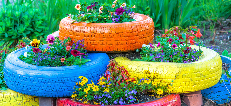 Nie wyrzucaj tych starych rzeczy — 10 niebanalnych pomysłów, jak wykorzystać je w ogrodzie