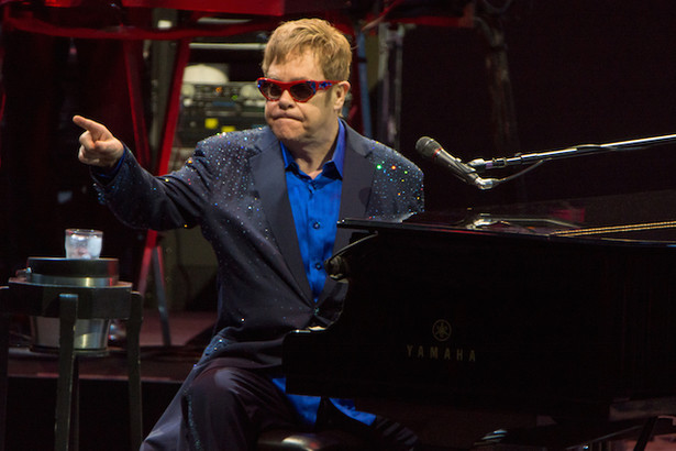 Elton John z powodu infekcji ucha musiał przerwać swe pożegnalne tournee