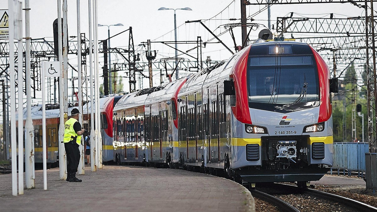 Od poniedziałku pociągi Łódzkiej Kolei Aglomeracyjnej (ŁKA) obsługiwać będą połączenia na nowym szlaku łączącym podłódzki Zgierz z dworcem Łódź Widzew. Pociągi mają pokonywać 12-kilometrowy odcinek w 16 minut, a pierwszego dnia przejazd nimi będzie bezpłatny.