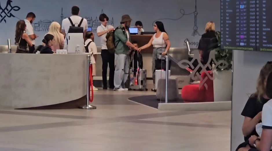 Seka Aleksić sa porodicom na aerodromu