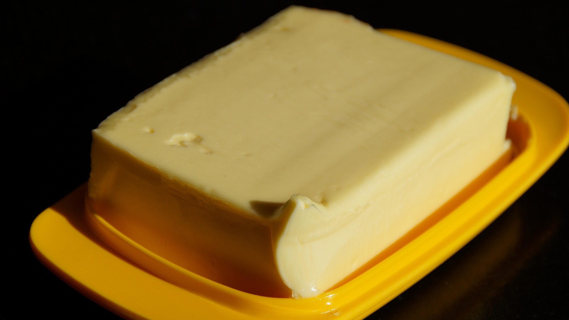Maslo skladované v nevhodných podmienkach môže stvrdnúť alebo pohltiť pachy z okolitých potravín.