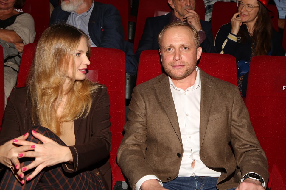 Piotr Adamczyk z żoną Karoliną Szymczak na premierze filmu ...