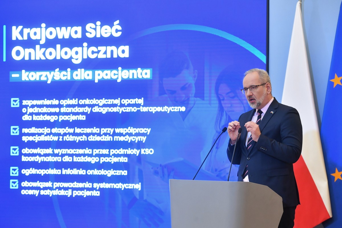 Warszawa, 03.01.2023. Minister zdrowia Adam Niedzielski podczas konferencji prasowej premiera Mateusza Morawieckiego po zakończonym posiedzeniu rządu, 3 bm. w siedzibie KPRM w Warszawie. Prezes Rady Ministrów poinformował o przyjęciu projektu ustawy o Krajowej Sieci Onkologicznej. (amb) PAP/Radek Pietruszka