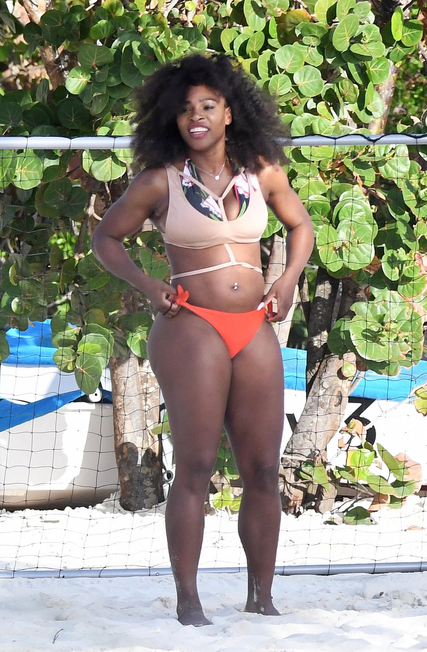 Serena WIlliams szaleje w bikini. Rywalka Radwańskiej pokazała ciało