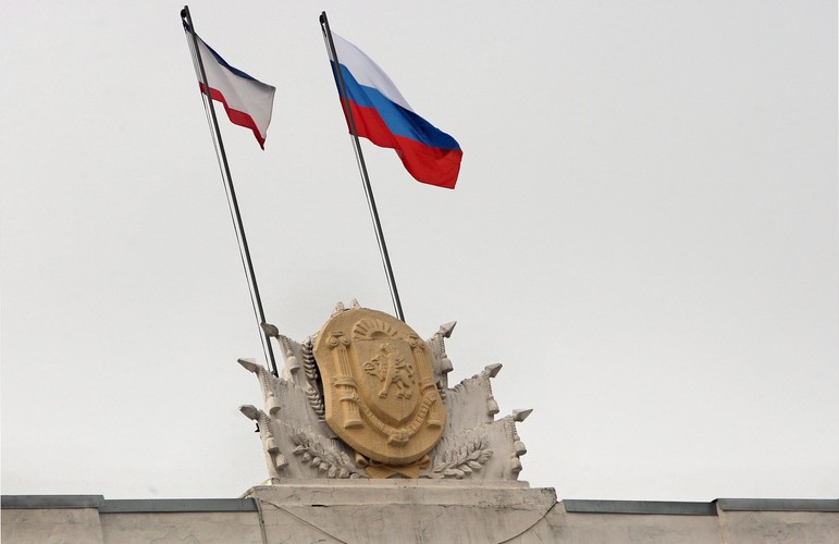 Krymska i rosyjska flaga na budynku rządowym w Symferopolu