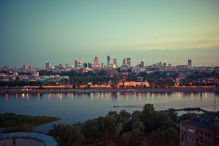 43. Warszawa na liście 50 najatrakcyjniejszych miast świata znalazła się na 43 miejscu, przed Istambułem, ale za innymi europejskimi miastami, w skali europejskiej w niedalekiej odległości za Bazyleą, w skali światowej nieznacznie wyprzedzając Szanghaj.

W stosunku do poprzedniej fali badania Warszawa jest obecnie lepiej oceniana w wymiarze bezpieczeństwa (36 miejsce) oraz otwartości kulturowej (37 miejsce).

Jej potencjał, czyli składowa głównego indeksu określająca możliwości biznesowe, zatrudnienia, ofertę edukacyjną, plasują ją na 43 miejscu.