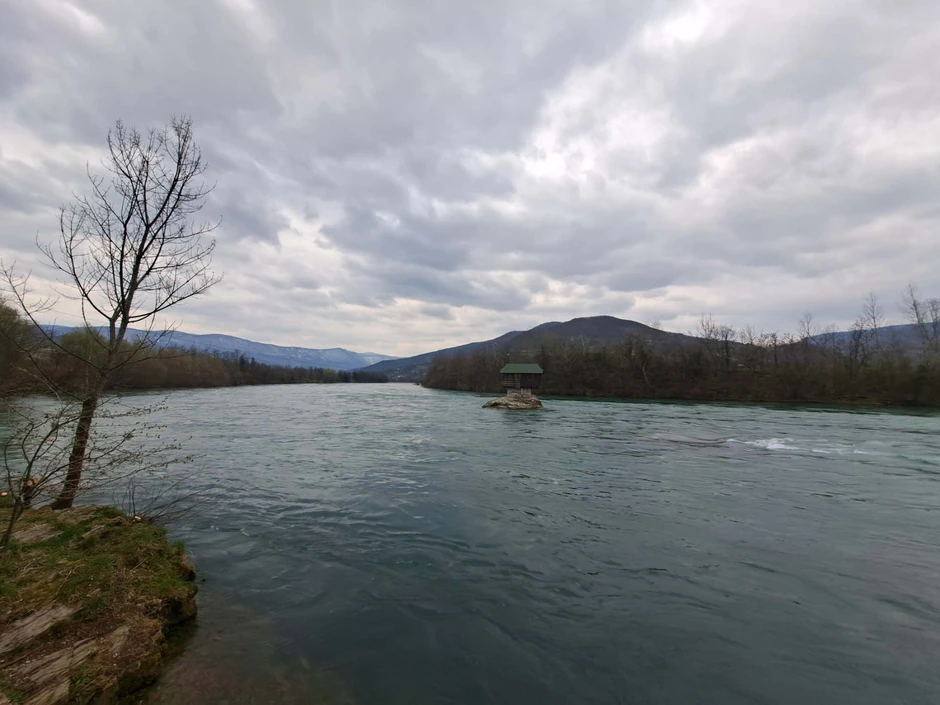 Okolina kućice se redovno održava da se gostima stvori potpuni ugođaj