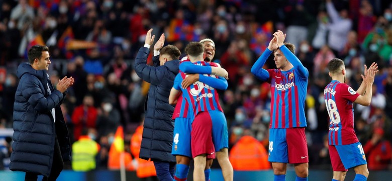 Barcelona pokonała Atletico i wyprzedziła je w tabeli