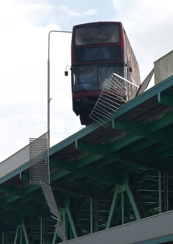 W świąteczny poniedziałek filmowcy z Bollywood kręcili spektakularny pościg i upadek z mostu do rzeki.