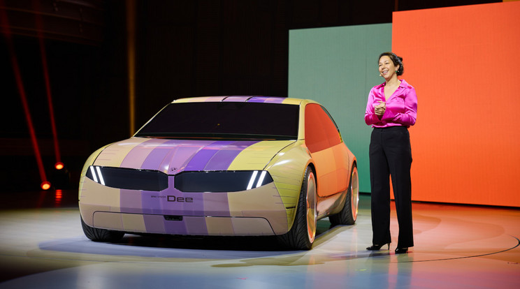 A CES 2023 a jövő autózásába is bepillantást enged. A BMW képen látható prototípusát éppen arra fejlesztették ki, hogy minden technikát felvilantson, amellyel a közeljövőben már találkozhatunk. A teljesen új koncepciókon alapuló vagy új generációs digitális eszközök azonban rendkívüli mennyiségben jelentek meg Las Vegas-ban, a felhozatalról a show ideje alatt ízelítőt adunk. / Fotó: BMW
