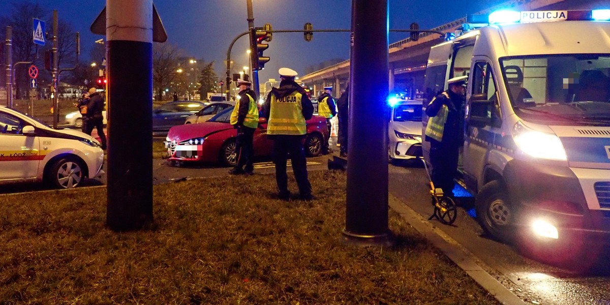 Wypadek na skrzyżowaniu. Ranni dwaj policjanci 