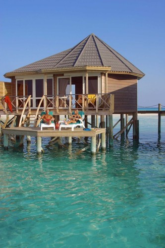 11. miejsce: Kuredu Island Resort and Spa, Malediwy. “Będziemy bardzo miło wspominać nasz pobyt w Kuredu. Zarezerwowaliśmy zwykły bungalow w ogrodzie, który jednak był bardzo wygodny i przestronny. Bardzo spodobał nam się otwarty prysznic, a w spa spędziliśmy mnóstwo cudownych chwil. W resorcie nie zabrakło doskonałej obsługi oraz uśmiechniętej załogi.”