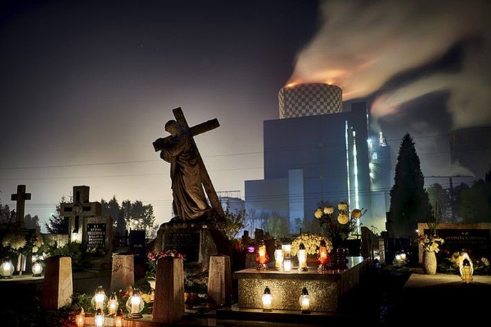 Autor: Grzegorz Celejewski, „Gazeta Wyborcza”<br>
Będzin. Cmentarz w pobliżu Tauron PKE SA Elektrowni Łagisza. 1 listopada 2015 
<br><br>Źródło fot. <a href='http://www.grandpressphoto.pl/prasa/' style='color: blue'> Grand Press Photo 2016</a>