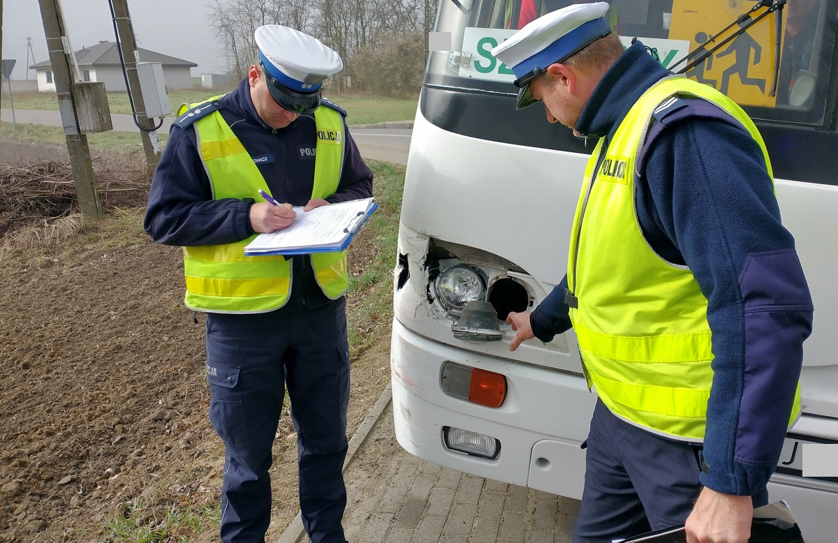 Autokar zderzył się z osobówką. 14-latka trafiła do szpitala