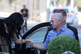 "Možeš da se BOGATO UDAŠ, ALI KLASA NIJE NA PRODAJU. Barbika PLAČE kad te vidi": Svi se hvataju za glavu zbog MINIĆA Loren Sančez koja se EKSPRESNO podmladila pa se SRELA SA DIKAPRIJEM