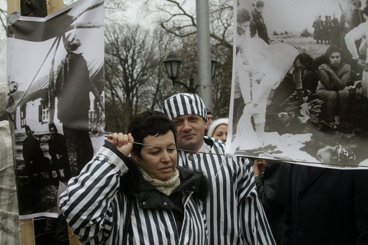 Kontrmanifestanci przebrani za więźniów
