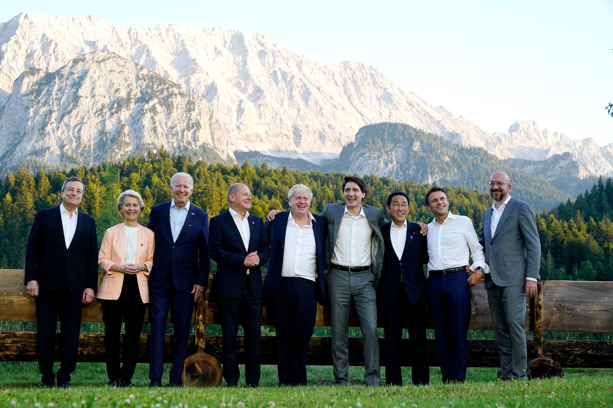 G7 Summit 2022 - Mario Draghi, Ursula von der Leyen, Joe Biden, Olaf Scholz, Boris Johnson, Justin Trudeau, Fumio Kishida, Emmanuel Macron a Charles Michel.