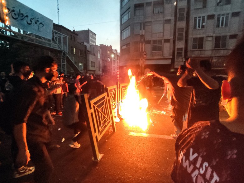 Protesty w Iranie po śmiertelnym pobiciu Mahsy Amini.