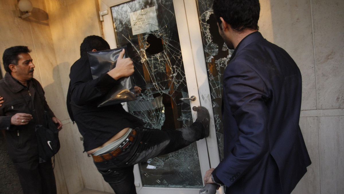 Ambasada W.Brytanii w Teheranie, którą zaatakowali we wtorek manifestanci, została zamknięta, a cały personel dyplomatyczny będzie wycofany - oznajmił w środę szef brytyjskiego MSZ William Hague. Zapowiedział też zamknięcie irańskiej ambasady w Londynie.