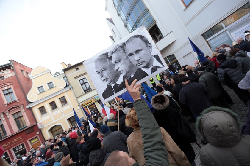 Ostre słowa na transparentach na manifestacji KOD