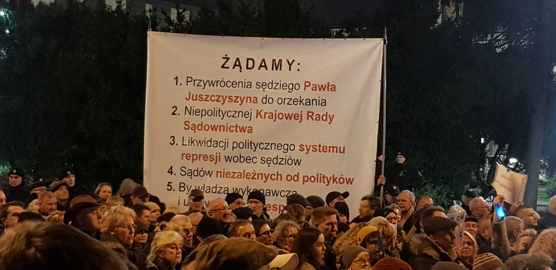 Postulaty na transparencie przed Sejmem