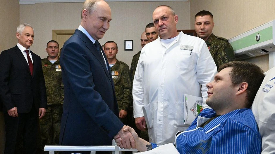 Na fotografiji koju je objavila ruska državna agencija Sputnjik, ruski predsednik Vladimir Putin posećuje vojnike ranjene u Ukrajini u vojnoj bolnici u Moskvi u oktobru 2025. godine. | Foto: AFP via Getty Images