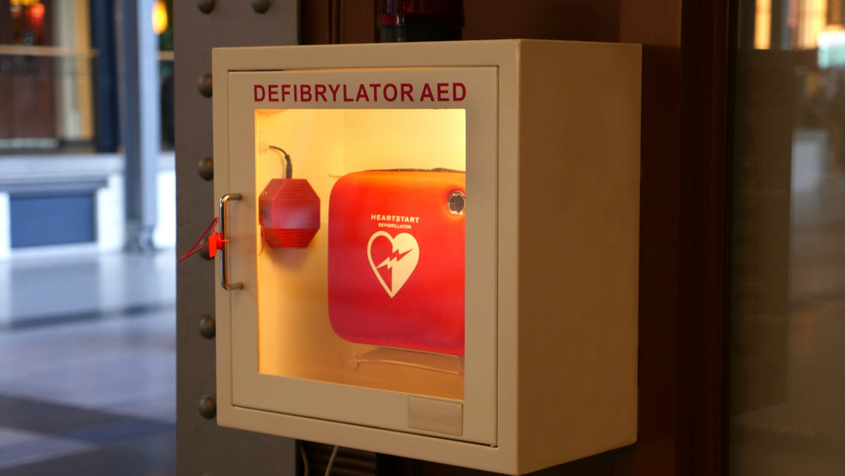 Śląsk: wkrótce automatyczne defibrylatory na liniach lotniskowych
