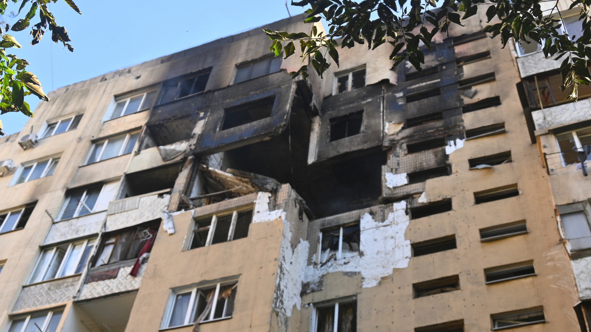 Zničený viacposchodový bytový dom po masívnom ruskom leteckom útoku v Odese na juhu Ukrajiny vo štvrtok 3. júla 2025