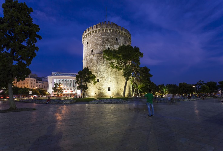 Biała Wieża powszechnie uważana jest za symbol miasta i stanowi znakomity punkt widokowy. Ulokowana przy nabrzeżu przez wiele wieków strzegła miasta przed atakiem z morza. Obecnie mieści Muzeum Kultury Bizantyńskiej.