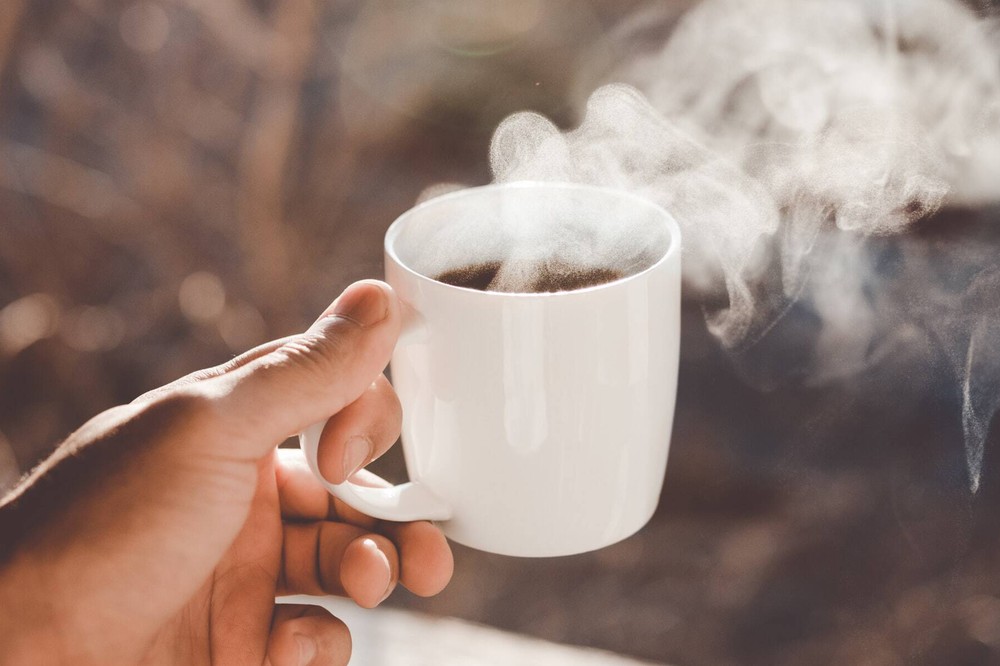 Direkt am Morgen sollte man lieber nicht zum Kaffee greifen. Etwa eine Stunde nach dem Aufstehen ist aber ideal für das beliebte Genussmittel.