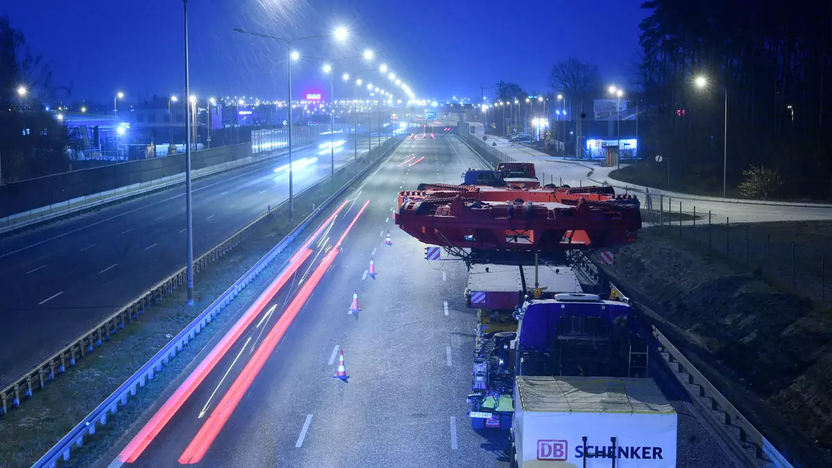 Transport maszyny TBM ruszył z Janek do węzła Lubelska na S2. Fot. PAP/ Radek Pietruszka