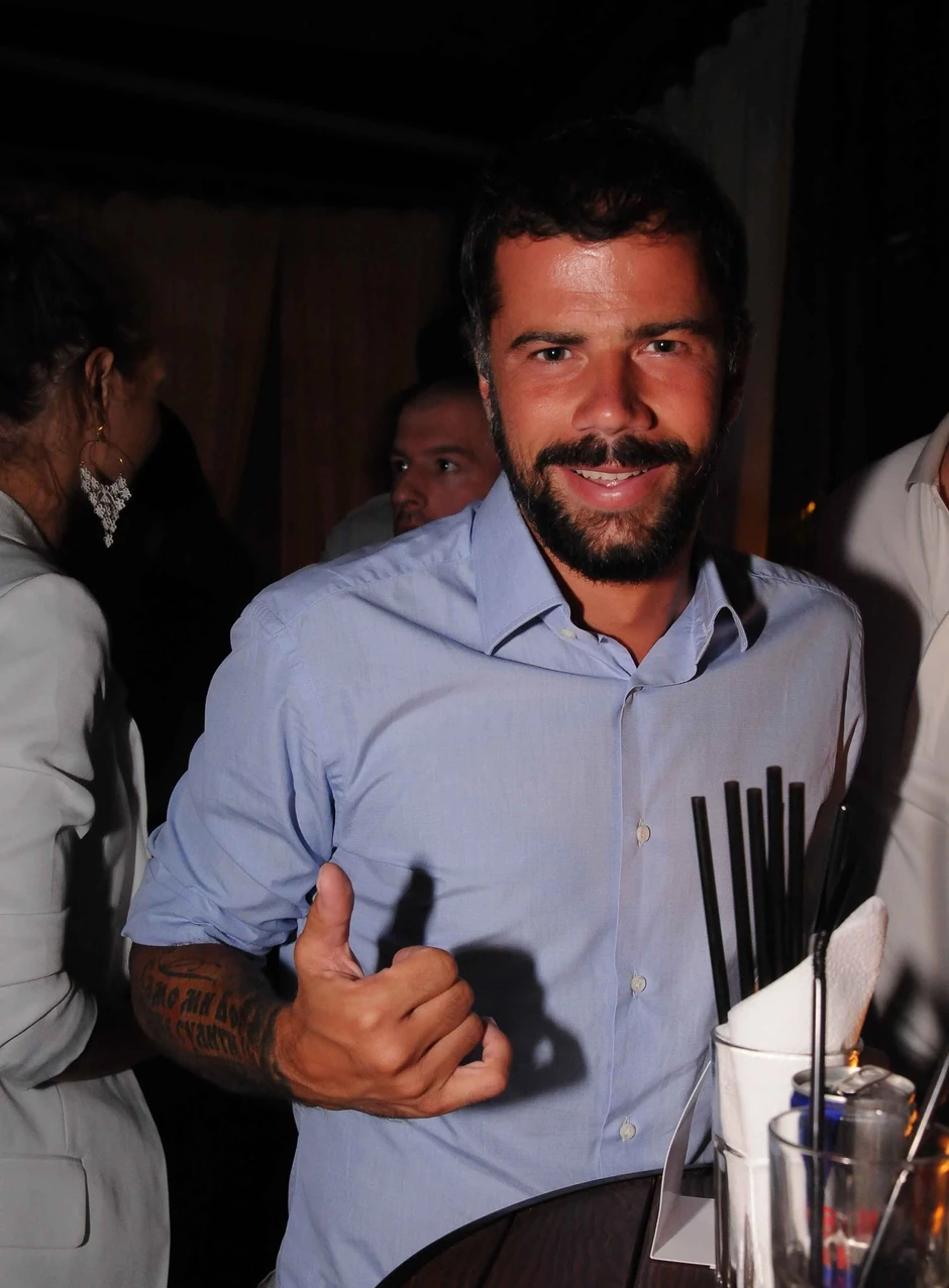 Mateja Kežman dok naručuje piće u jednom od svojih omiljenijih mesta u Beogradu, u letnjem klubu „Republika“