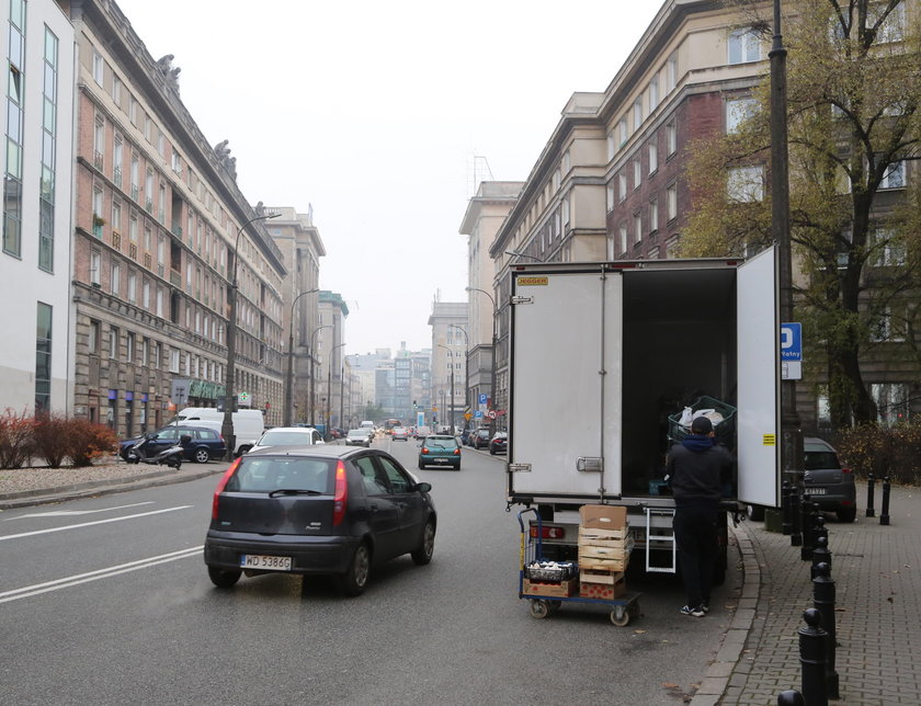 Dostawczaki blokują warszawskie ulice