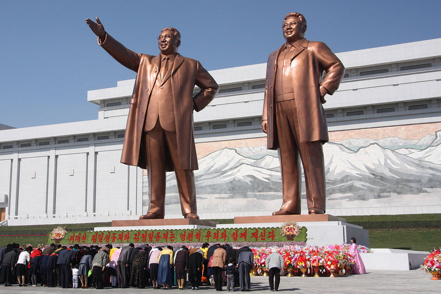 Brązowe pomniki poprzedników Kim Ir Sena i Kim Dzong Ila w Pjongjangu (fot. J.A. de Roo)