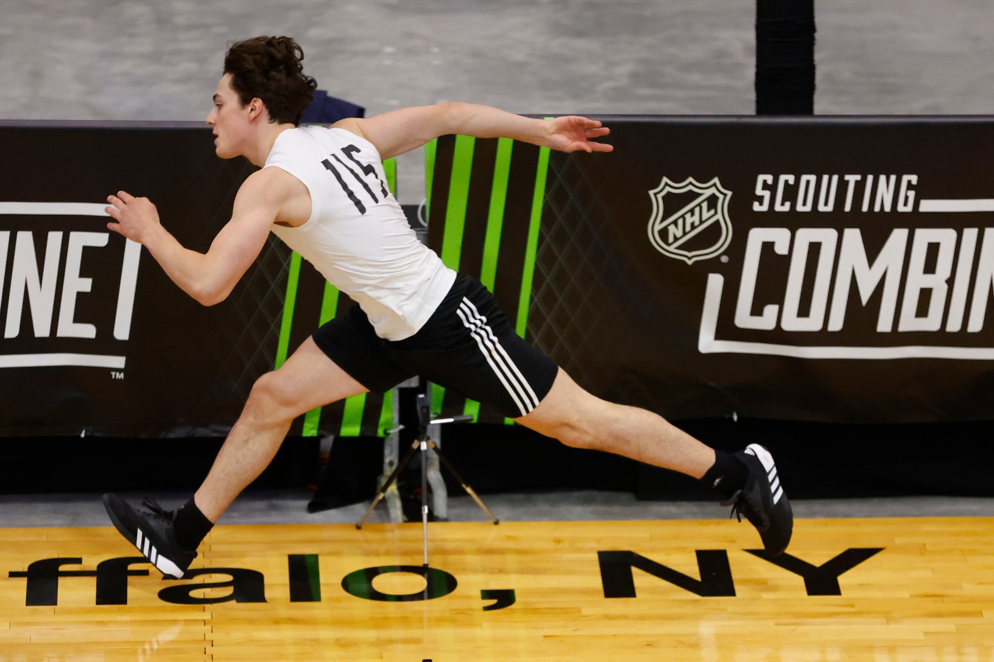 Slovenský hokejista Dalibor Dvorský beží počas tradičných fyzických testov v rámci NHL Draft combine v Buffale.