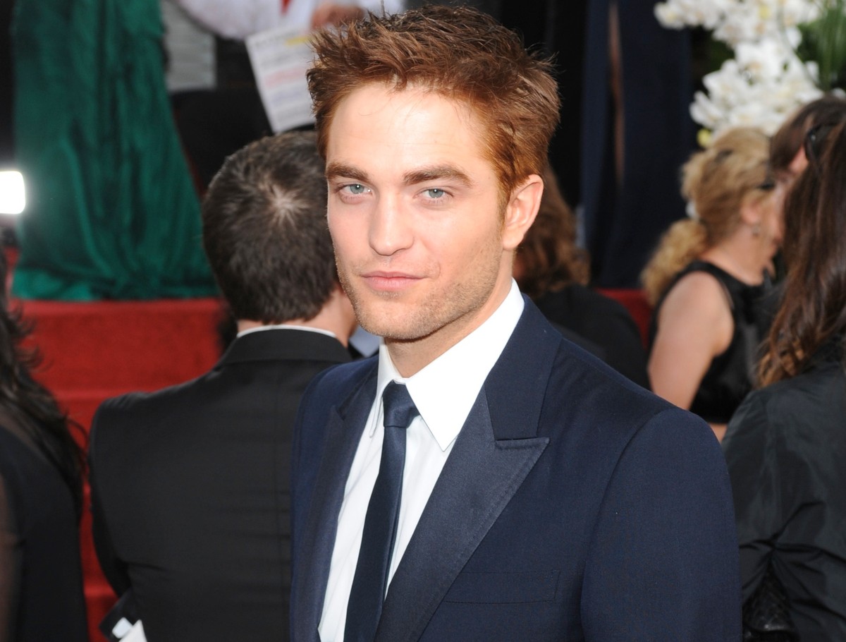 Robert Pattinson całkiem jak Grey o pięćdziesięciu twarzach