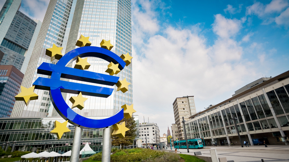 Ministrowie finansów państw strefy euro z zadowoleniem przyjęli zapowiedzi oszczędności i reform, do których musiało się zobowiązać kilka krajów UE balansujących na granicy unijnych zasad budżetowych. Politycy wezwali do ukierunkowywania wydatków na wzrost.