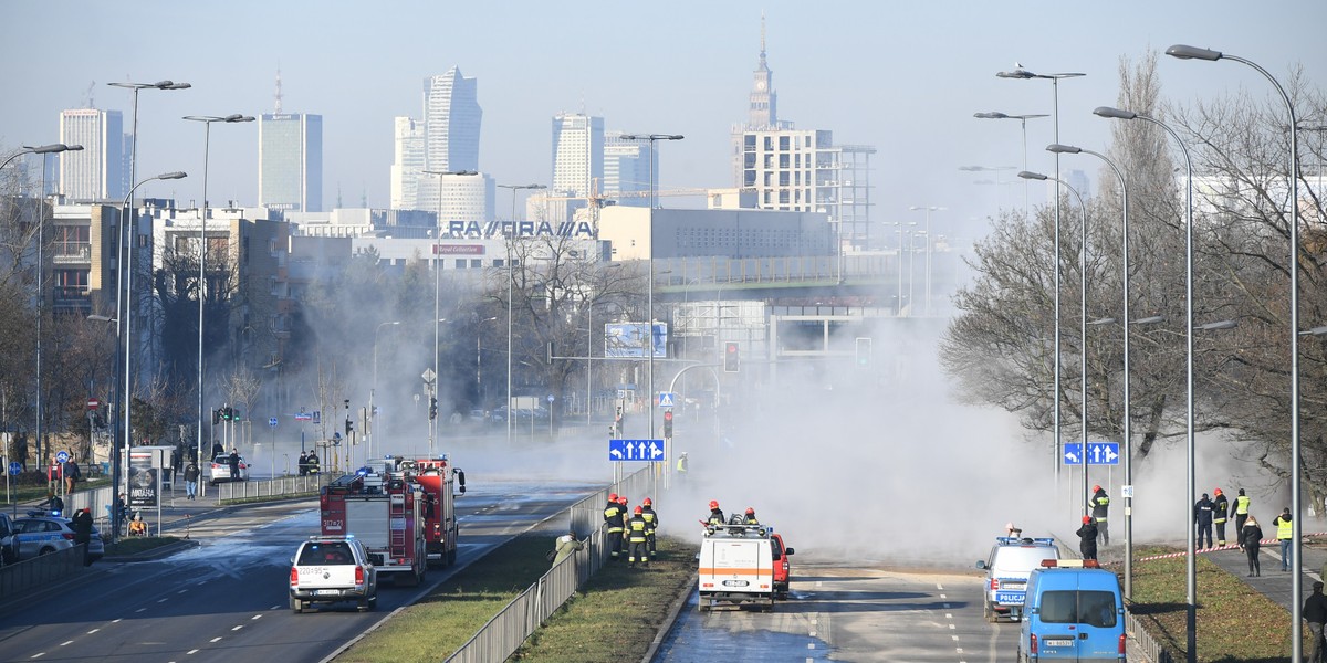 Zgłoszenie o awarii ciepłowniczej na wysokości adresu Powsińska 67 wpłynęło do straży pożarnej ok. godz. 9.45. Uszkodzeniu uległa rura ciepłownicza z gorącą woda, z której nastąpił wyciek. 