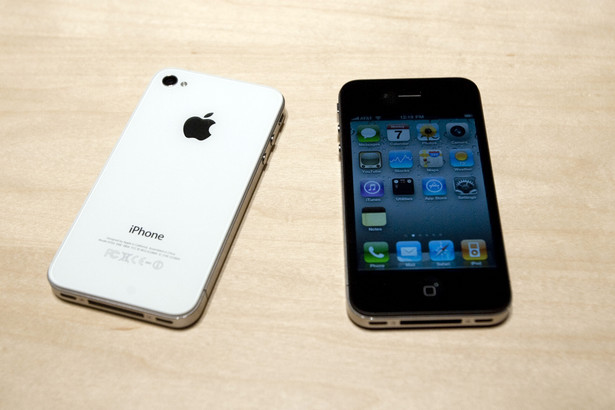 Apple oferuje gratisową obudowę nabywcom telefonów iPhone 4. Fot. Bloomberg