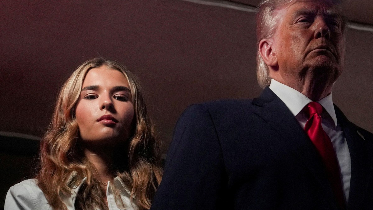 Predsednik SAD Donald Tramp i njegova unuka Kaj Tramp prisustvuju trećoj utakmici finala NBA lige u Medison Skver Gardenu | Foto: Reuters