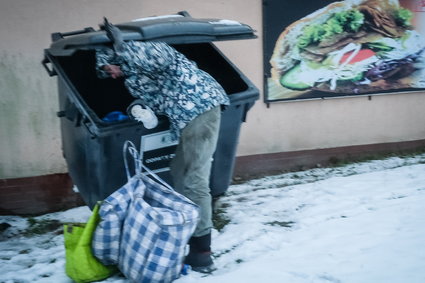 500 plus wyciąga rodziny z ubóstwa? Przynajmniej na papierze