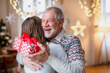 Ezért olyan jó érzés adni - az önzetlenség az életünket is meghosszabbíthatja