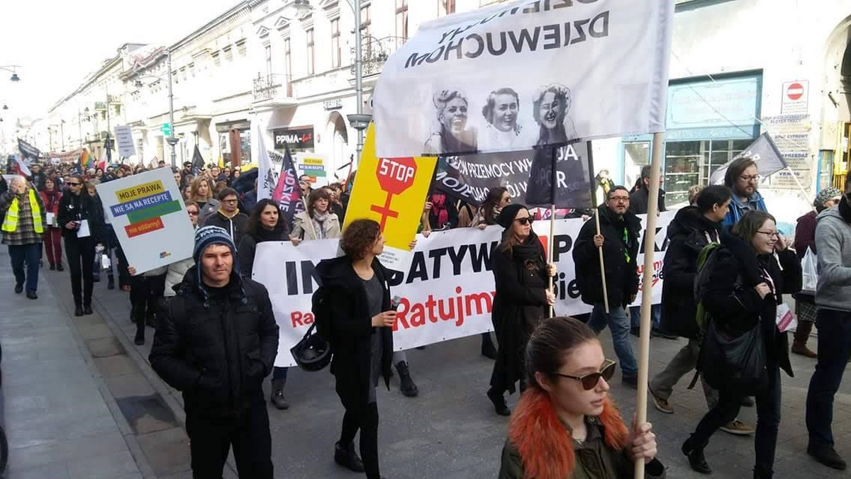 Manify przeszły dzisiaj ulicami Łodzi, Kielc i Bydgoszczy. Protestowano przeciwko różnego rodzaju przemocy władzy, m.in. przeciw dyskryminacji ekonomicznej, opresji psychicznej i fizycznej oraz ograniczaniu praw kobiet i ich roli w społeczeństwie.