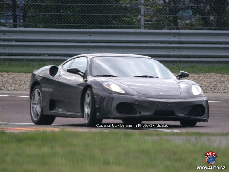 Zdjęcia szpiegowskie: Następca Ferrari F430 w drodze