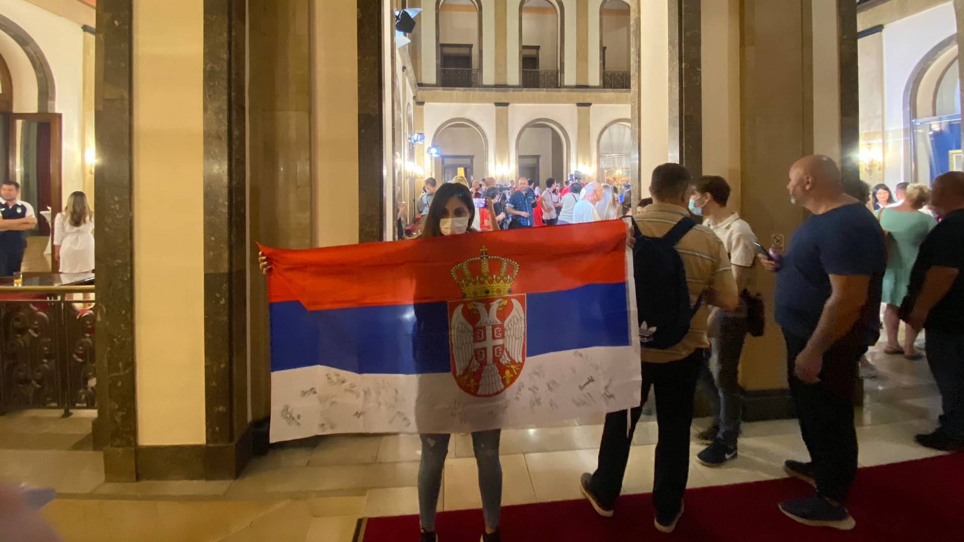 Imam samo jedan cilj kad uđem u Skupštinu - tviterašica upala na doček Olimpijaca i ljudi ne veruju kolika je carica